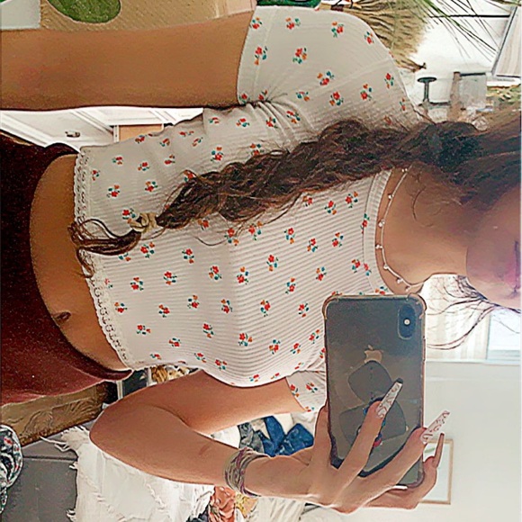 White floral top - Picture 2 of 7